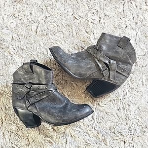 GRAY 3 IN HEEL ANKLE BOOT SIZE 7.5